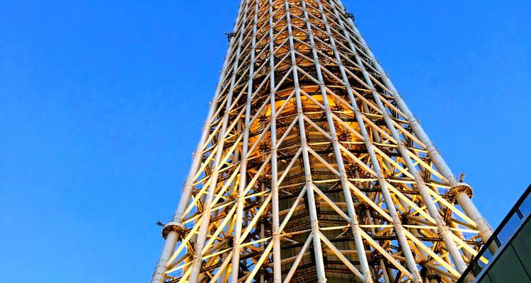 Nahaufnahme einer modernen Turmkonstruktion vor blauem Himmel.