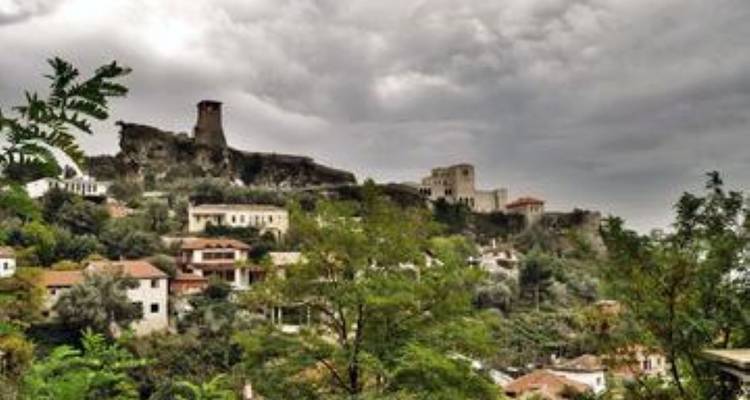Hangstadt mit bewölktem Himmel und Ruinen.