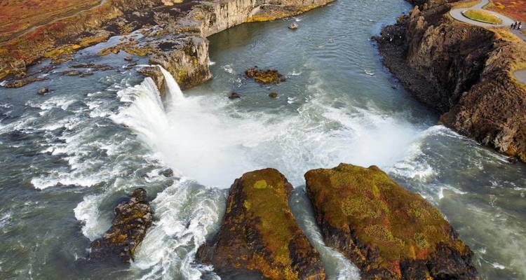 Godafoss-Wasserfall stürzt in ein felsiges Becken.