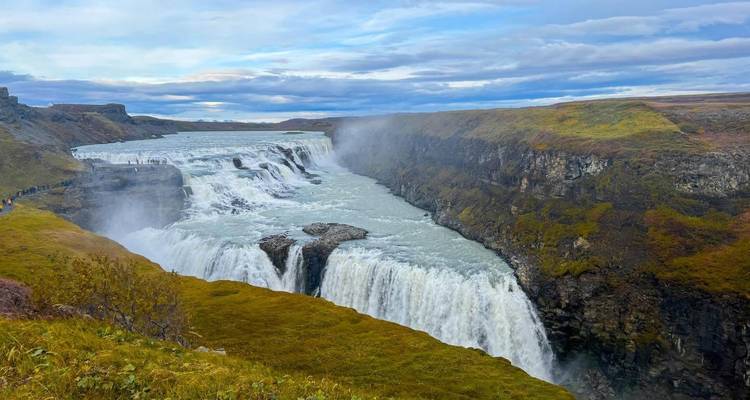 Wasserfall, der durch eine Schluchtlandschaft hinabstürzt.