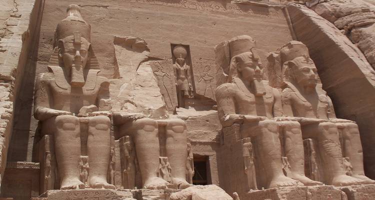Kolossale standbeelden van farao's uitgehakt in de rotswand van een oude tempel.