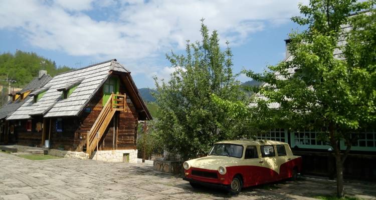 Rustiek dorp met traditionele houten huizen.