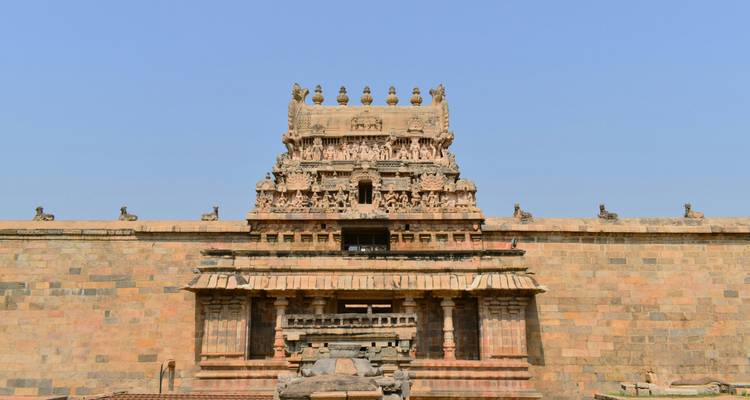 Ramanujar-Tempel mit aufwendigen Schnitzereien unter klarem Himmel.