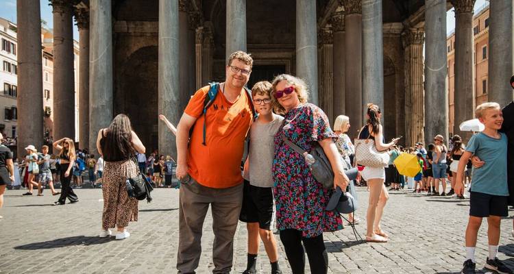 Los padres y el niño posan frente al Panteón de Roma en medio de una plaza llena de turistas.