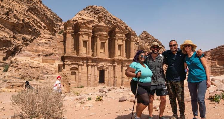 Eine Reisegruppe posiert vor der berühmten Petra-Fassade.