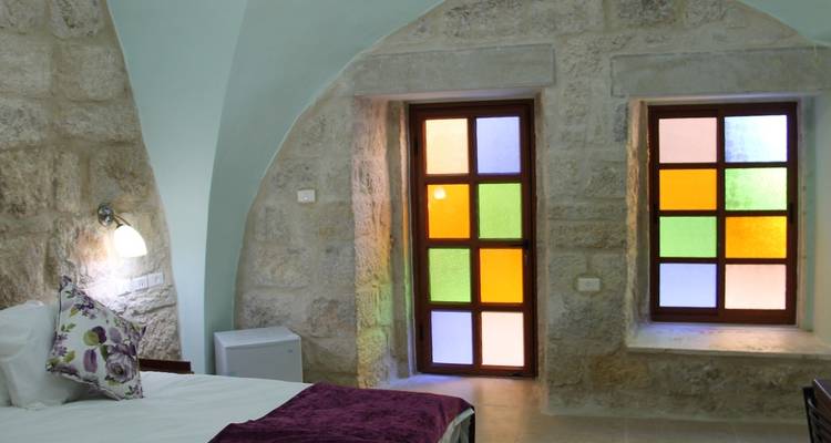 Ein Hotelzimmer mit bunten Glasfenstern.