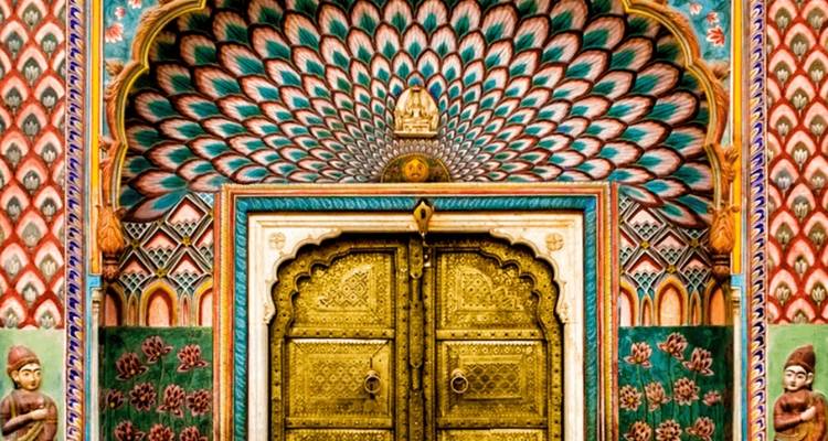 Porte colorée et sculptée de manière élaborée dans un palais indien.