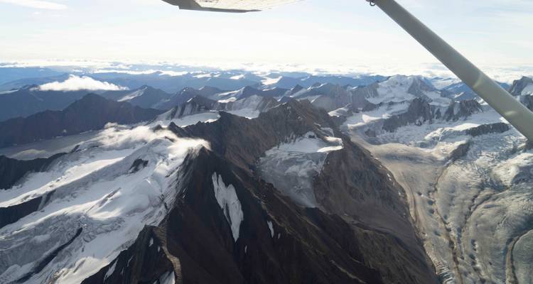 Vue aérienne d'une chaîne de montagnes enneigées.