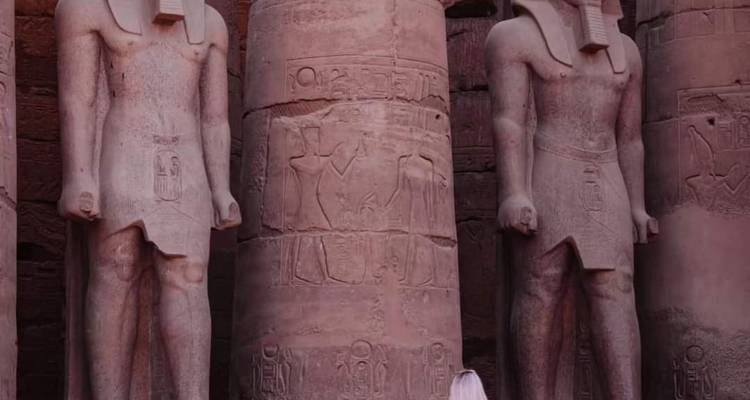Statuen und Schnitzereien in einem altägyptischen Tempel.
