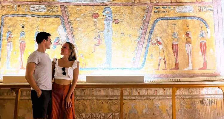 Paar, das in einem altägyptischen Grab steht.