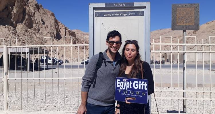 Zwei Menschen stehen vor einem Schild des Tals der Könige.