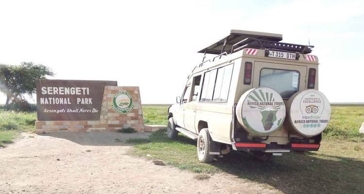 Safariwagen bij de ingang van Serengeti Nationaal Park.