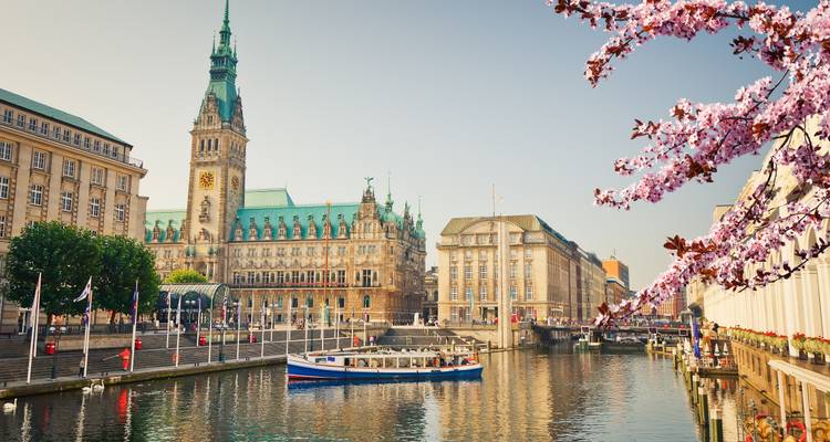 Paysage urbain de Hambourg avec front de mer et bâtiments historiques.