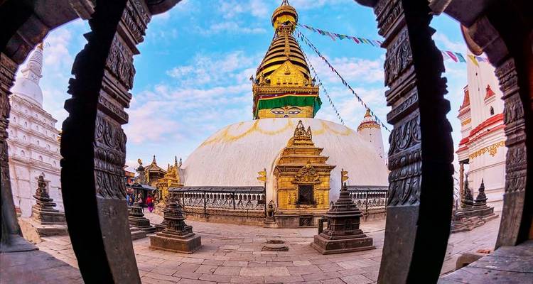 Vue rapprochée d'un stupa avec des détails complexes.