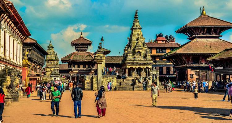 Cour animée d'un complexe de temples historiques.