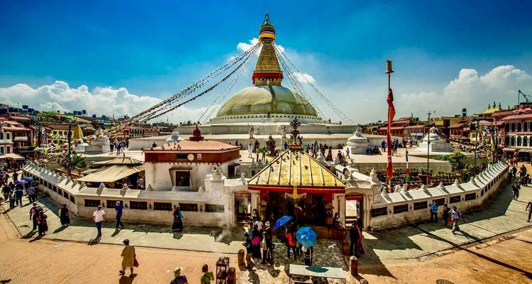 Stupa de Boudhanath entouré de visiteurs.