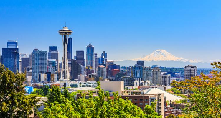 Vue panoramique de Seattle avec la Space Needle et le mont Rainier.