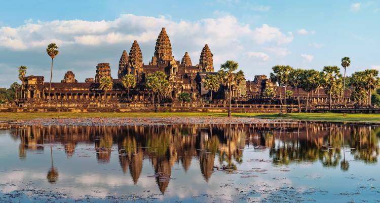 Angkor Wat Tempel mit Lotusblumen im Vordergrund.
