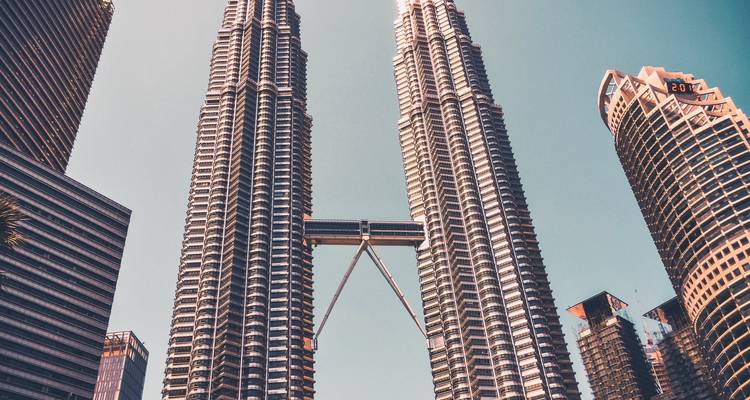 Petronas Twin Towers in Kuala Lumpur aus einem Aufwärtswinkel.