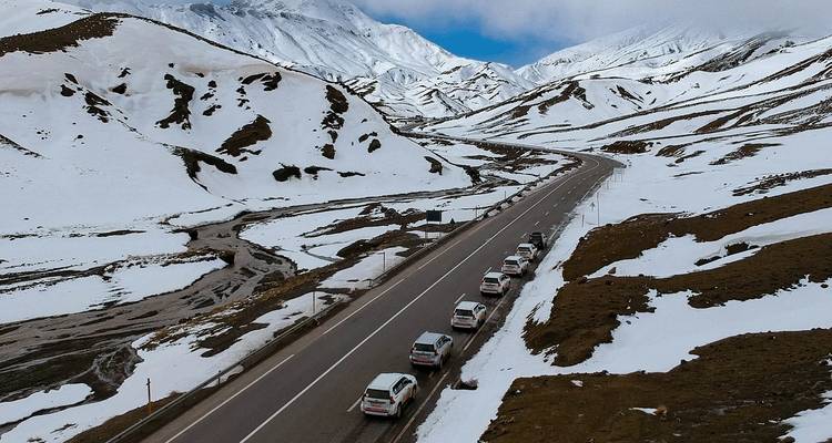 Rij SUV's op een besneeuwde bergweg.