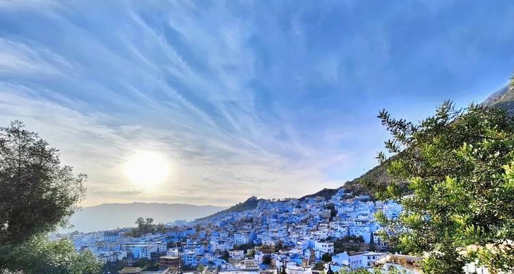 Uitzicht op Chefchaouen, een stad bekend om zijn blauwe gebouwen.