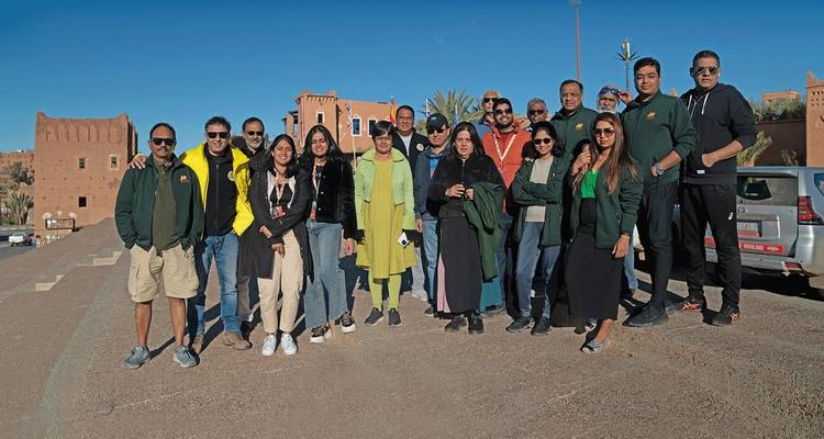 Groep toeristen voor traditionele gebouwen.