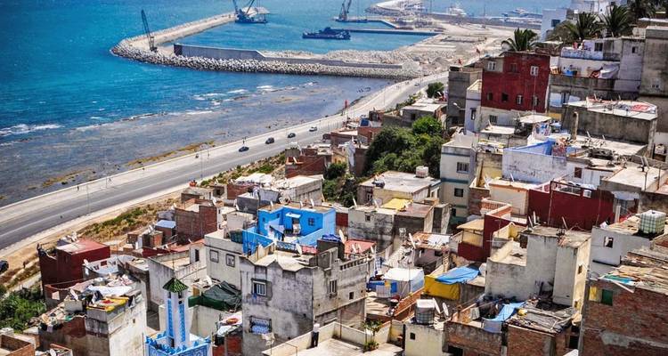 Kleurrijk heuvelachtig dorp en kust.