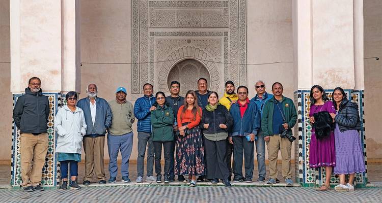 Groep toeristen voor een gedetailleerd gebouw.