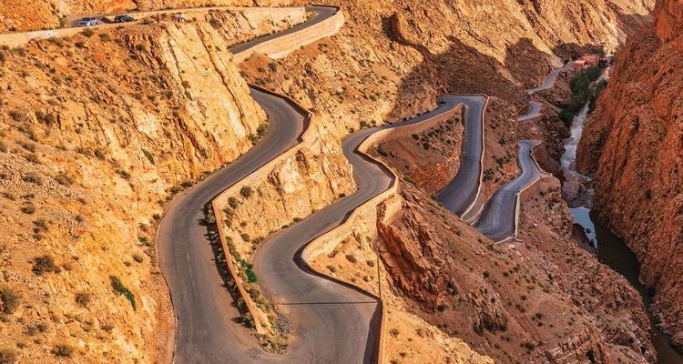 Kronkelende bergweg met dramatische kliffen.