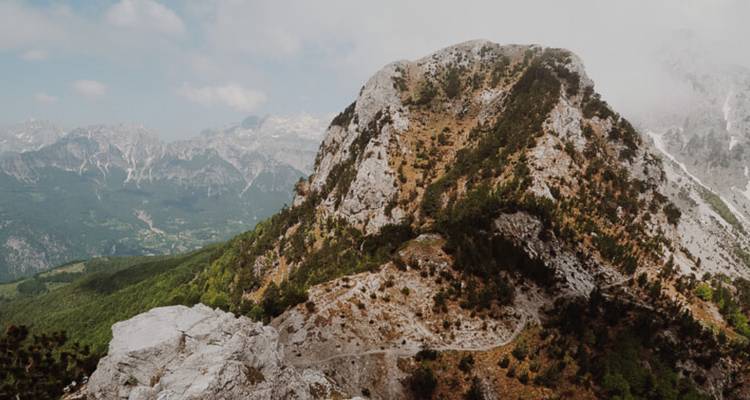 Pico de montaña rocosa en Albania bajo un cielo nublado.