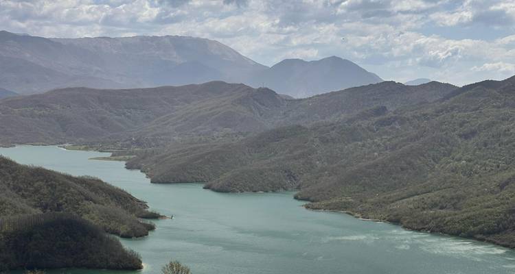 Vista panorámica de un río serpenteando a través de montañas