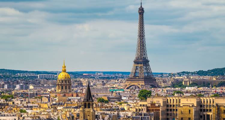 Paisaje urbano de París con la Torre Eiffel y Los Inválidos de cúpula dorada.
