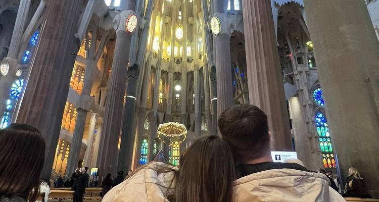 Touristes dans une église admirant l'architecture.