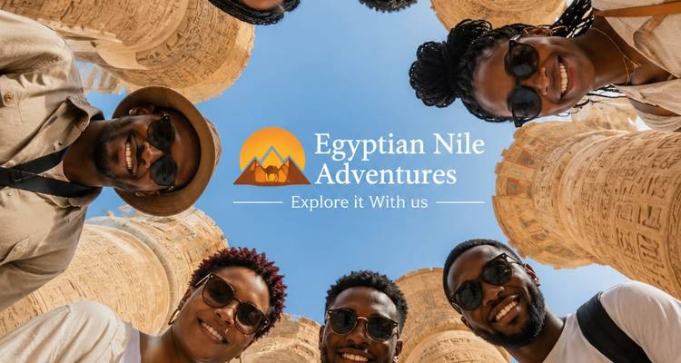 Autoportrait de groupe circulaire créatif regardant vers le bas entre les colonnes anciennes du temple avec la marque Egyptian Nile Adventures.