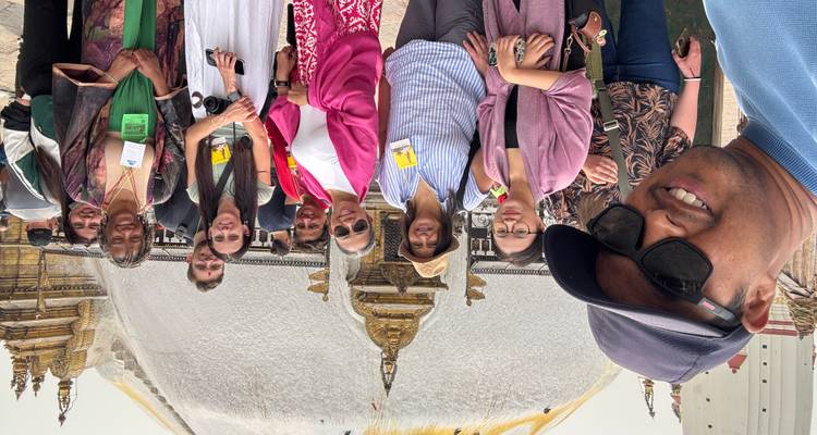 Grupo de turistas frente a la Estupa de Boudhanath.