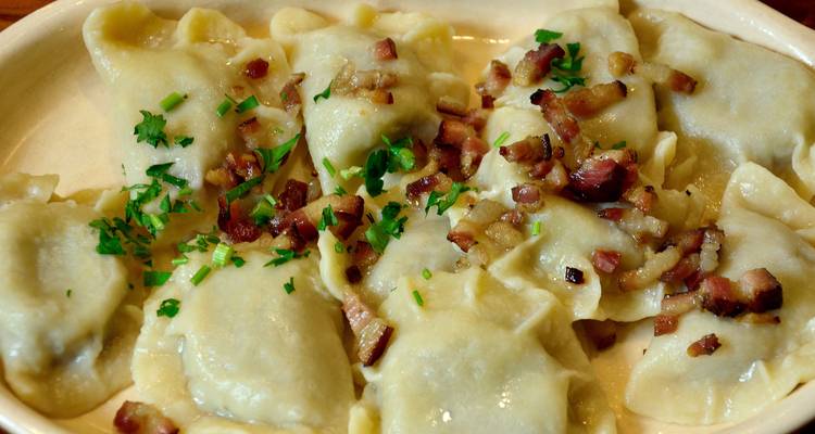 Bord met dumplings gegarneerd met peterselie