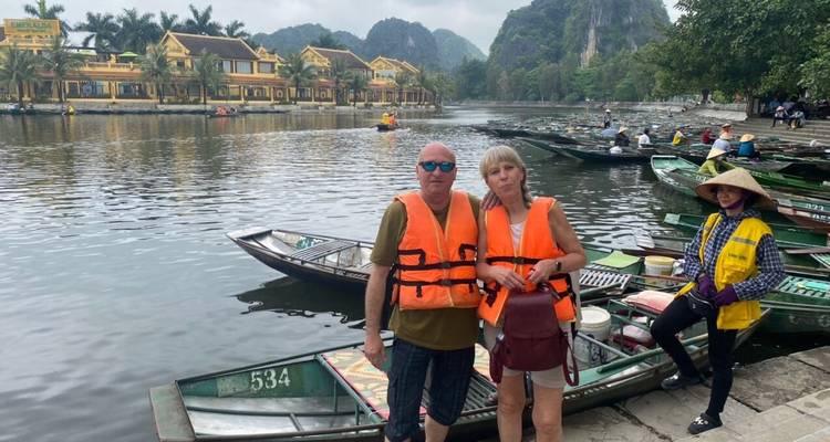 Zwei Touristen in Schwimmwesten an einem Bootssteg.