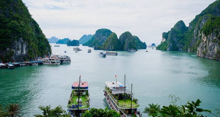 Blick auf die Halong-Bucht mit Booten auf dem Wasser.