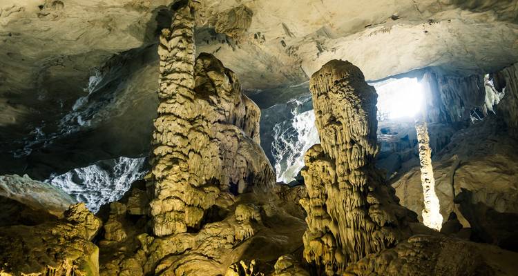 Stalaktiten und Stalagmiten in einer Höhle.