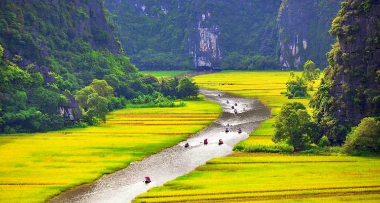 Bunte Landschaft mit gewundenem Fluss und Booten.