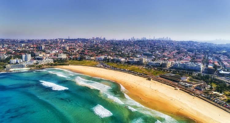 Luchtfoto van Bondi Beach met de stad op de achtergrond