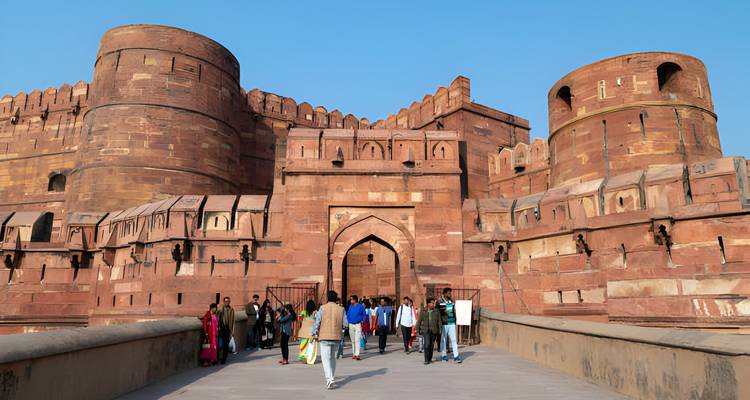 Historischer Festungseingang umgeben von einer Menschenmenge