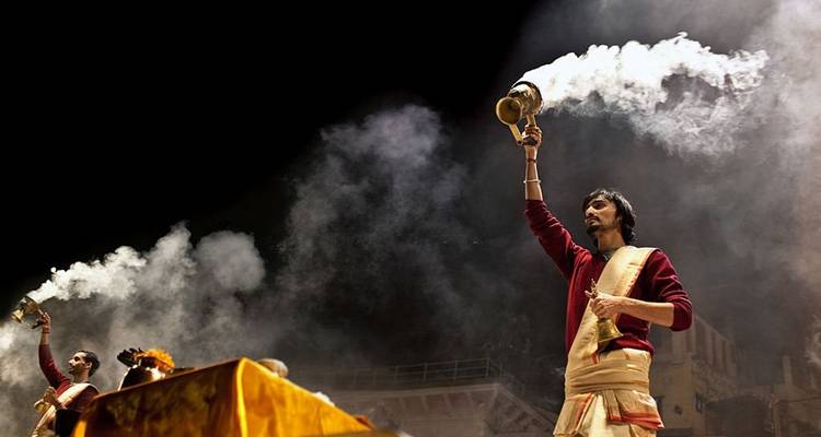 Traditionelle Aarti-Zeremonie mit Priestern, die Rituale durchführen
