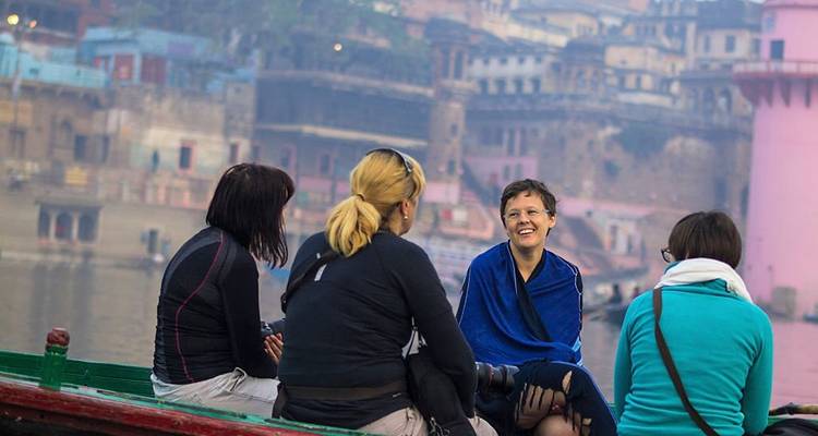 Gruppe von Touristen, die auf einem Boot auf einem Fluss sitzen
