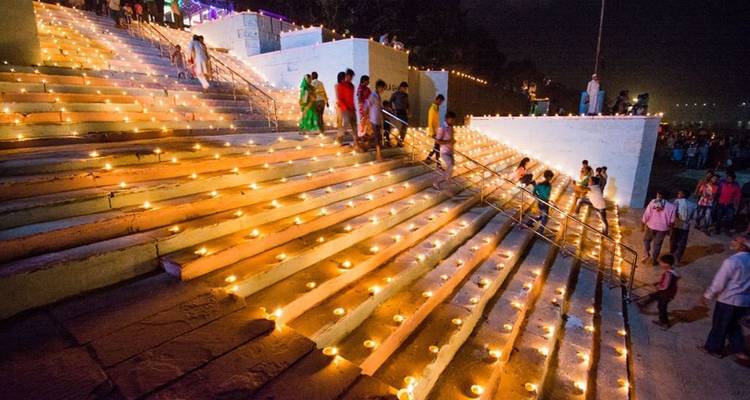 Stufen, die nachts während eines Festivals mit Kerzen geschmückt sind