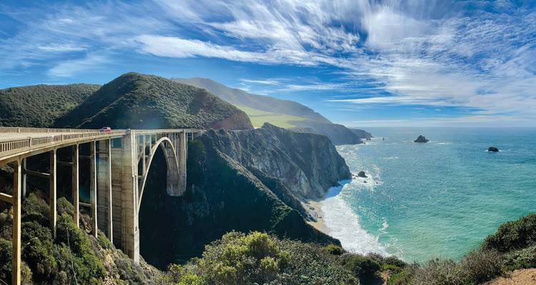 Le pont de Bixby Creek se courbe au-dessus des falaises spectaculaires de Big Sur avec l'océan Pacifique turquoise en dessous