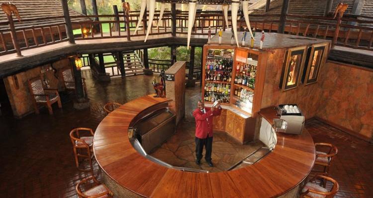 Een ronde bar met een barkeeper die binnen drankjes serveert.