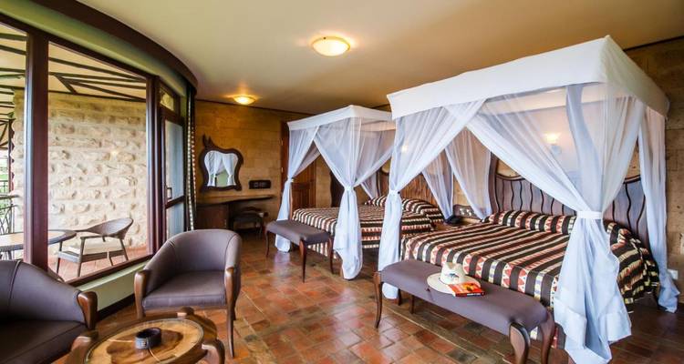 Luxuriöses Hotelzimmer mit Himmelbetten.