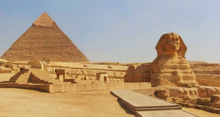 Die Große Sphinx mit der Chephren-Pyramide im Hintergrund.