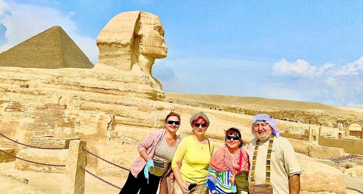 Gruppe von Touristen vor der Großen Sphinx und den Pyramiden.